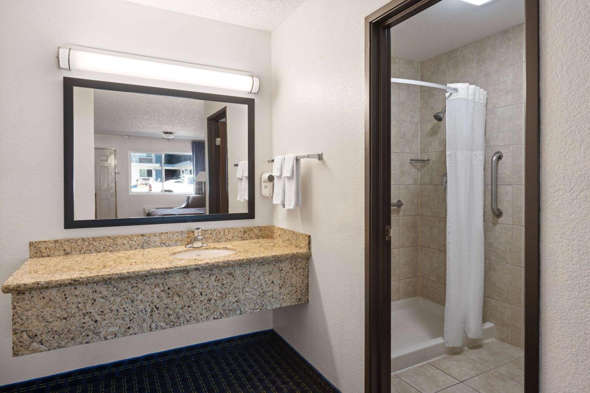 Super 8 By Wyndham Motel