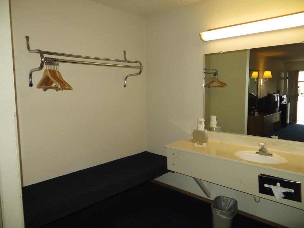 Super 8 By Wyndham Motel