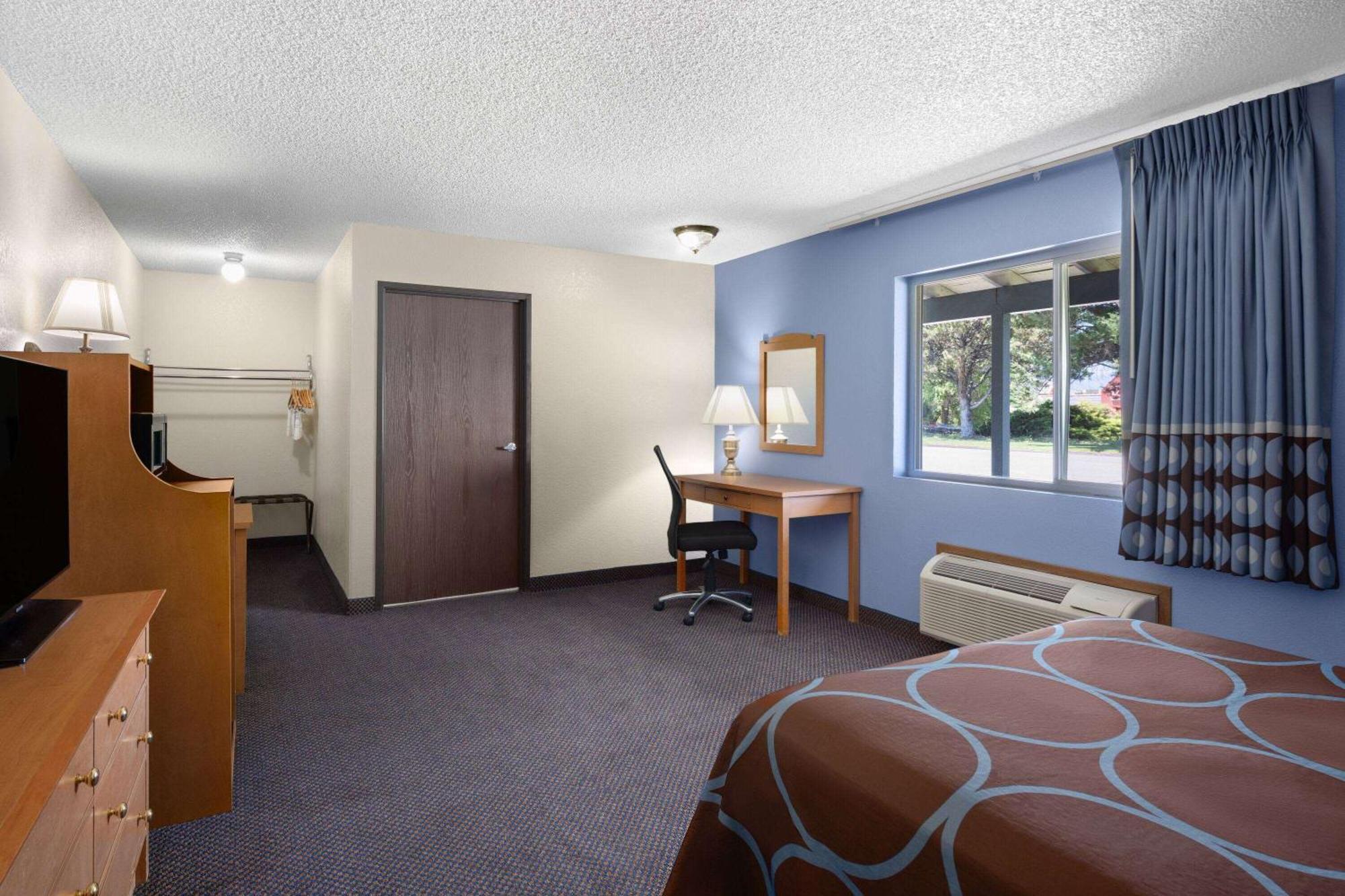 Super 8 By Wyndham Motel